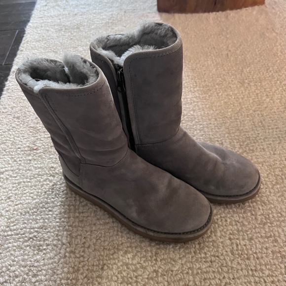 UGG Shoes - UGG Abree Short II Boot Size 5